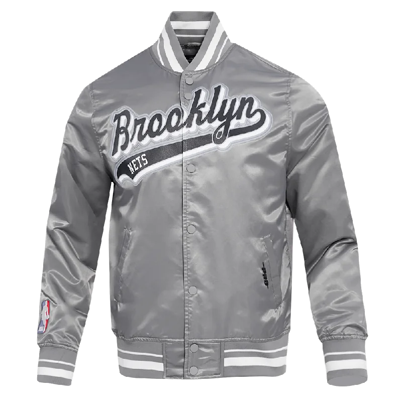 NBA BROOKLYN NETS SCRIPT TAIL MEN'S SATIN JACKET (GRAY)